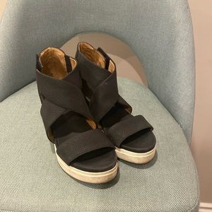 Size 7 dr scholls wedge sandals soft leather straps rubber sole